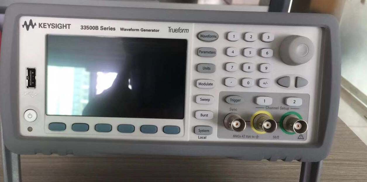 6359d96c1a0e7.jpg 函數信號發生器33522B 3.jpg